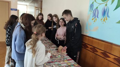 Діти продають пряники