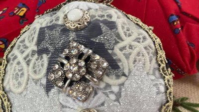 Житомирянка Інна Мокрицька створює новорічні прикраси з текстилю Житомирянка Інна Мокрицька створює новорічні прикраси з текстилю