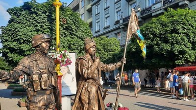 "Дивишся в ті очі, і мурахи по тілу". Як у Франківську актори мім-театру вітали із Днем Конституції "Дивишся в ті очі, і мурахи по тілу". Як у Франківську актори мім-театру вітали із Днем Конституції