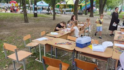 «Їм потрібні і рації, і автомобіль, і дрон»: у Полтаві на ярмарку збирали гроші для воїнів «Їм потрібні і рації, і автомобіль, і дрон»: у Полтаві на ярмарку збирали гроші для воїнів