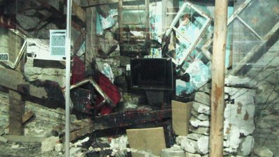 Частина скляних вітрин та експонатів в музеї пошкоджена.