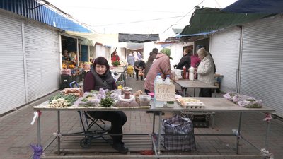 На черкаському ринку продавчиня продає домашню зелень На черкаському ринку продавчиня продає домашню зелень
