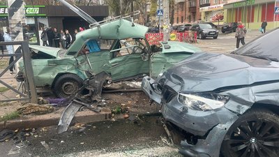 Пошкоджені автівки внаслідок аварії у Миколаєві