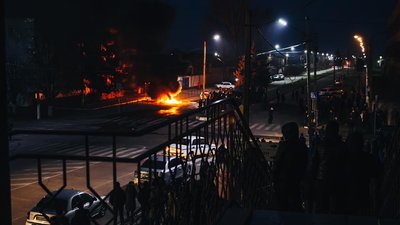 Через вбивство мешканця Каховки біля місцевої поліції підпалили шини Через вбивство мешканця Каховки біля місцевої поліції підпалили шини