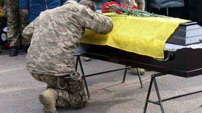 "Наша "птаха" віддала своє життя". У Глухові на Сумщині попрощалися із захисником Олександром Лебедєвим "Наша "птаха" віддала своє життя". У Глухові на Сумщині попрощалися із захисником Олександром Лебедєвим