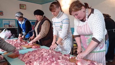 Волонтери нарізають м'ясо для тушонок Волонтери нарізають м'ясо для тушонок
