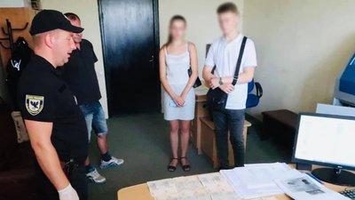 На Прикарпатті чоловік намагався дати 17 тисяч гривень хабаря На Прикарпатті чоловік намагався дати 17 тисяч гривень хабаря