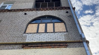 Підкладають ганчірки і підставляють відра: мешканці пошкодженого обстрілом будинку у Харкові чекають на ремонт Підкладають ганчірки і підставляють відра: мешканці пошкодженого обстрілом будинку у Харкові чекають на ремонт