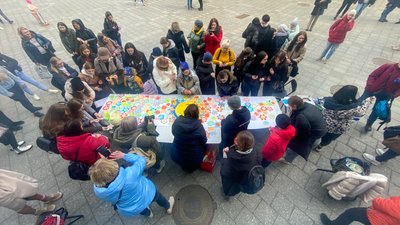 "Шкарпетуйся": акцію на підтримку дітей із синдромом Дауна провели у Житомирі "Шкарпетуйся": акцію на підтримку дітей із синдромом Дауна провели у Житомирі