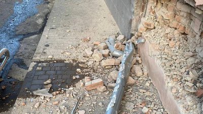 Стало зле під час руху. У Чернівцях таксист в'їхав у будинок