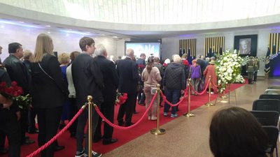 У Києві розпочалась церемонія прощання із першим президентом У Києві розпочалась церемонія прощання із першим президентом