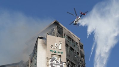 У Південній Кореї палає хмарочос. Кілька десятків людей отруїлися димом У Південній Кореї палає хмарочос. Кілька десятків людей отруїлися димом