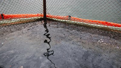Розлив нафти поблизу Новоросійська. Розлив нафти поблизу Новоросійська.