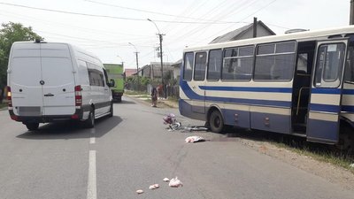 На Закарпатті сталася ДТП за участі автобуса та велосипеда. Водійку останнього госпіталізували