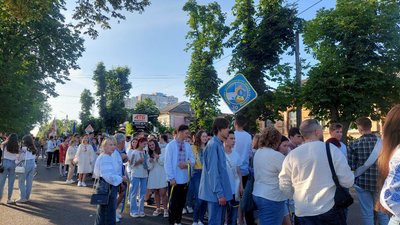 У вишиванках та з прапорами: у Черкасах випускники подякували ЗСУ У вишиванках та з прапорами: у Черкасах випускники подякували ЗСУ