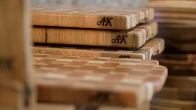 Лікар із Рівного випалює візерунки на дереві струмом у 3000 вольт