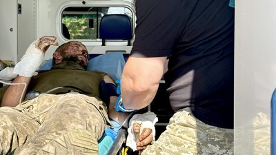 Медики підрозділу «Срібна трійка» евакуюють пораненого бійця з Лиманщини