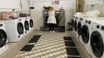 Люди користуються громадською пральнею у Хмельницькому