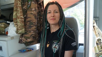 "Рятуємо життя військових у всіх гарячих точках". Як працюють "Госпітальєри" на бусі "Австрійка" "Рятуємо життя військових у всіх гарячих точках". Як працюють "Госпітальєри" на бусі "Австрійка"