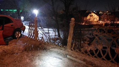 Міст на вул. Білопільський шлях у Сумах залишився без частини огородження після аварії Міст на вул. Білопільський шлях у Сумах залишився без частини огородження після аварії