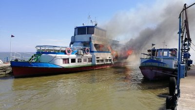 На Одещині спалахнуло пасажирське судно: власник травмувався