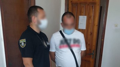 На Хмельниччині затримали чоловіка, який намагався підкупити поліцейського