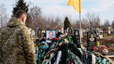 Батькам загиблого під час оборони Чернігова прикордонника вручили орден “За мужність” Батькам загиблого під час оборони Чернігова прикордонника вручили орден “За мужність”