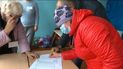 "Голосували на підвіконні". Як у Сумах облаштовані дільниці для людей з порушенням зору "Голосували на підвіконні". Як у Сумах облаштовані дільниці для людей з порушенням зору