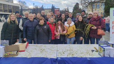 Продаючи вербу волонтери у Луцьку зібрали для ЗСУ понад 55 тисяч гривень