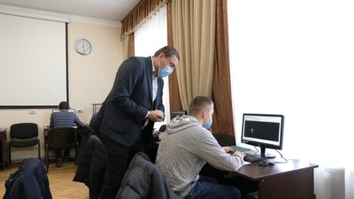 Львівський викладач віддав річну зарплату на благодійність