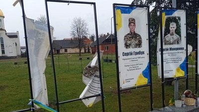 Пошкоджені під час негоди у Шацьку банери на Алеї Героїв, 6 квітня 2026 року
