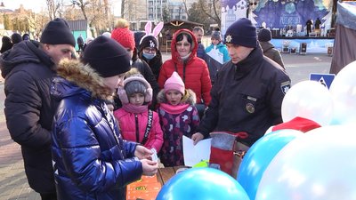 Різдвяні подарунки від патрульних можна було отримати, взявши участь у вікторині на знання правил дорожнього руху. Різдвяні подарунки від патрульних можна було отримати, взявши участь у вікторині на знання правил дорожнього руху.