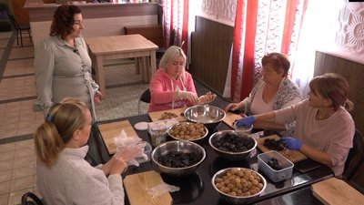 У Чернівецькій області вимушені переселенці збирають гроші для ЗСУ. Вони роблять цукерки та свічки