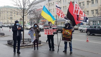 Пільги у транспорті та коксохім: у Харкові пікетують міськраду напередодні другої сесії Пільги у транспорті та коксохім: у Харкові пікетують міськраду напередодні другої сесії