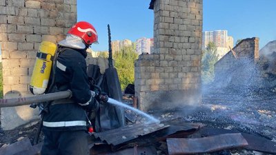 У Києві спалахнула пожежа у багатоповерхівці, людей евакуювали У Києві спалахнула пожежа у багатоповерхівці, людей евакуювали