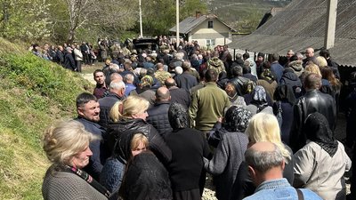 На Тернопільщині в останню дорогу провели воїна Віталія Рогацького