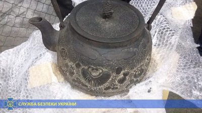Бізнесмен-іноземець віз в Україну старовинні японські мечі та посуд