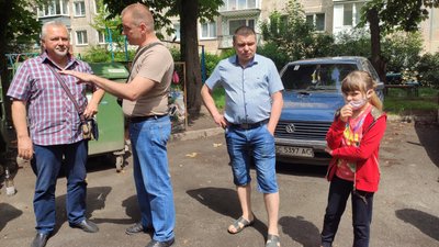 У Тернополі мешканці одного з будинків протестували — їхній двір не ремонтують У Тернополі мешканці одного з будинків протестували — їхній двір не ремонтують