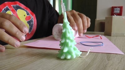 Виготовляє свічки. Прикарпатець з інвалідністю Ігор Човпило Виготовляє свічки. Прикарпатець з інвалідністю Ігор Човпило
