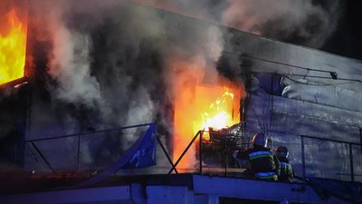 У Миколаєві рятувальники загасили пожежу на площі 600 квадратних метрів У Миколаєві рятувальники загасили пожежу на площі 600 квадратних метрів