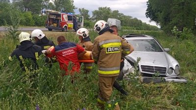 ДТП на Черкащині: перекинувся легковик, водія деблокували з авто