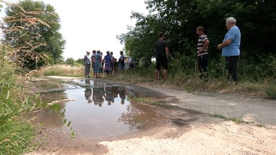 Стічні води з очисних споруд у Макошиному вилилися на дорогу