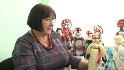 Підтримка, поки діти на фронті: майстриня з Черкащини робить ляльки-мотанки