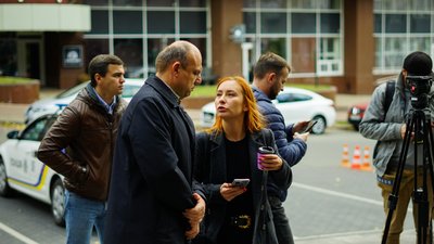 Напад на журналістів "Схем": під "Укрексімбанком" відбулася акція протесту Напад на журналістів "Схем": під "Укрексімбанком" відбулася акція протесту