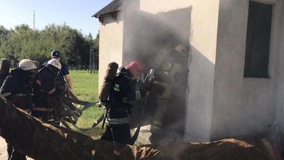 Штучне задимлення та футбол у спорядженні. Як тренуються волинські рятувальники