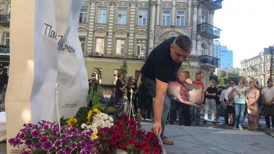 У Києві відкрили пам’ятник на місці загибелі журналіста Павла Шеремета У Києві відкрили пам’ятник на місці загибелі журналіста Павла Шеремета