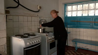 Переселенці живуть у колишній школі Переселенці живуть у колишній школі