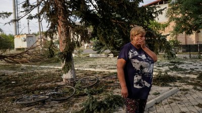 Жителька Ярової стоїть біля місця російського удару 9 вересня 