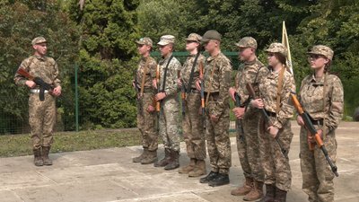 На змаганнях "Джура" на Буковині учасники демонструють навички поводження зі зброєю На змаганнях "Джура" на Буковині учасники демонструють навички поводження зі зброєю