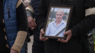 "Треба, бо люди без хліба": у Новгороді-Сіверському попрощалися з волонтером, в машину якого влучив дрон "Треба, бо люди без хліба": у Новгороді-Сіверському попрощалися з волонтером, в машину якого влучив дрон